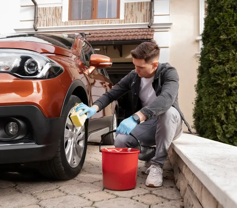Lavage auto à domicile Haucourt-Moulaine : professionnel intervenant sur un véhicule